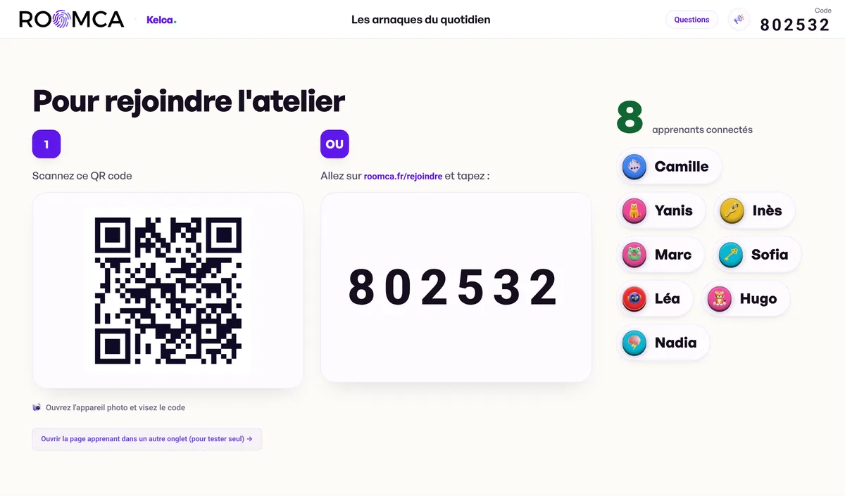 Écran projeté du lobby Kelca : le QR code, le code à six chiffres et les huit participants connectés.